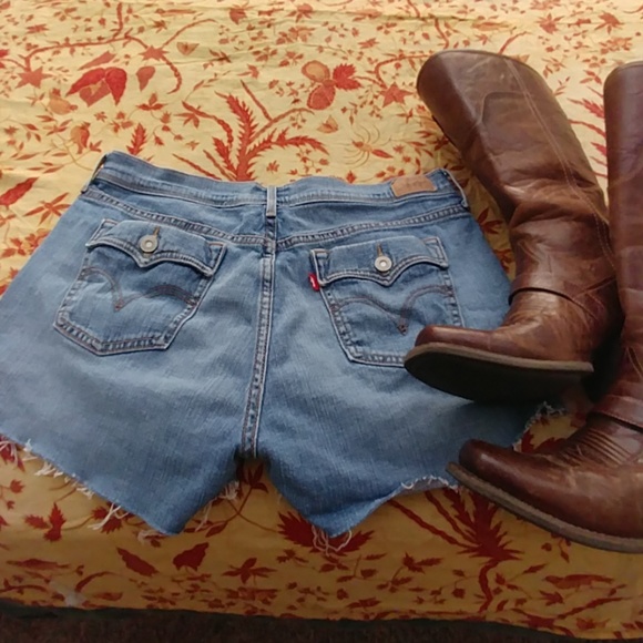 Levi's Pants - Cut off Levis